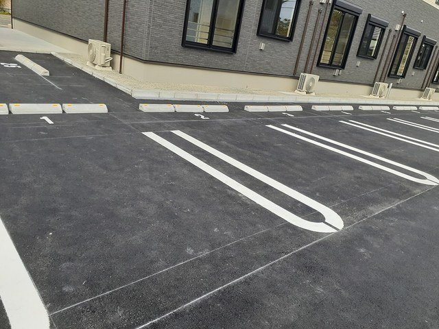 メゾン　グレーヌ　塩屋Ａの駐車場