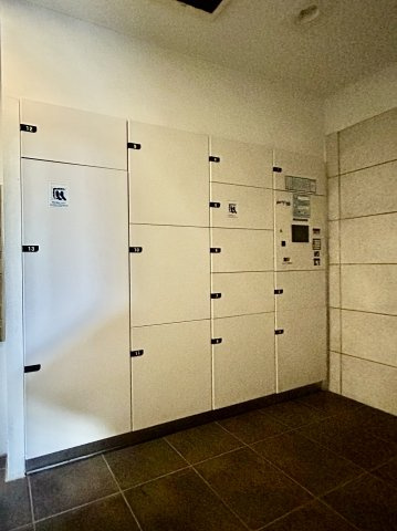 レクセルプラザ東陽町の設備|【宅配ボックス】在宅時・不在時に関わらず、居住者の代わりに非対面で宅配物を受け取ってくれる便利な設備です。わかりやすくご説明致しますので見学時にはお部屋だけではなく共用部分もぜひチェックしてください。