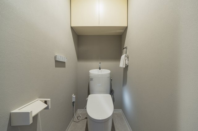 レクセルプラザ東陽町のトイレ|【トイレ】 収納スペースをしっかりと確保した温水洗浄便座機能付きトイレ。温水洗浄便座は清潔にお使いいただくための大切なアイテムです。