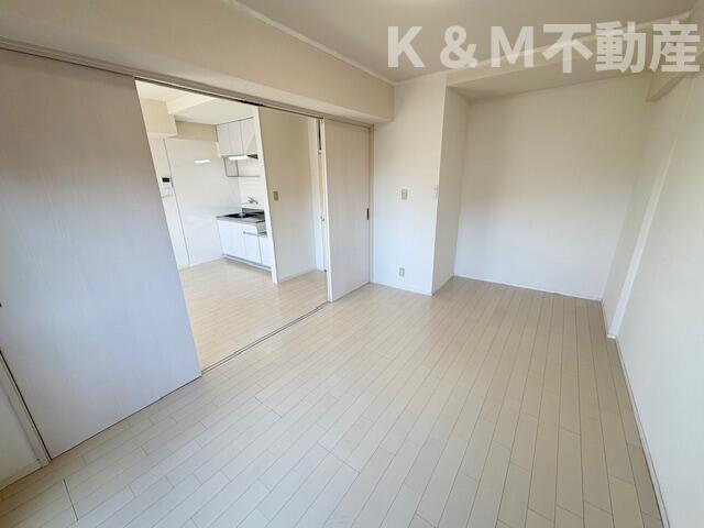 ユニパリス柏駅前の居間・リビング|こちらの居間で趣味の時間をお楽しみください