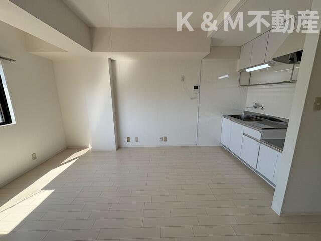 ユニパリス柏駅前のロビー|ゆとりのあるロビーです