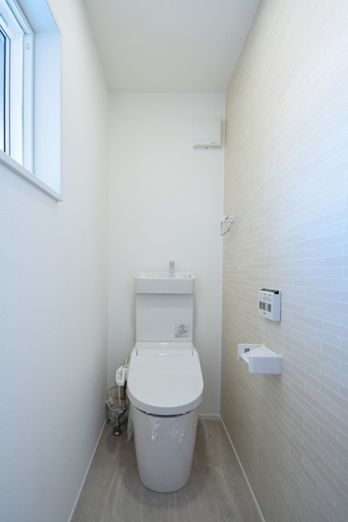 上田市岩下　中古戸建のトイレ|清潔感にあふれたトイレ空間には、温水洗浄便座付き。
