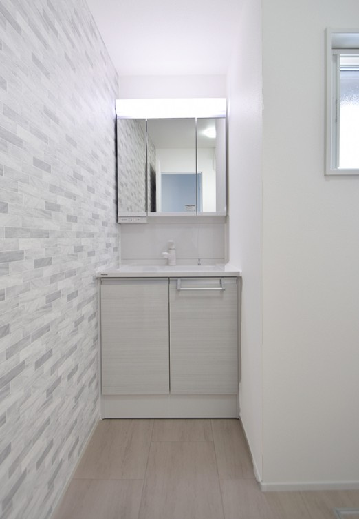 上田市岩下　中古戸建の独立洗面台|三面鏡付きの洗面台は、身だしなみのチェックに最適。