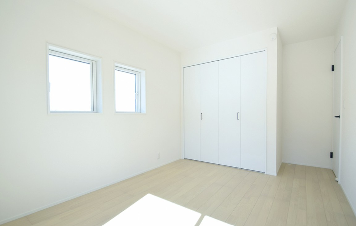 上田市岩下　中古戸建の洋室|白を基調とすることでお部屋全体が統一感のある印象です。