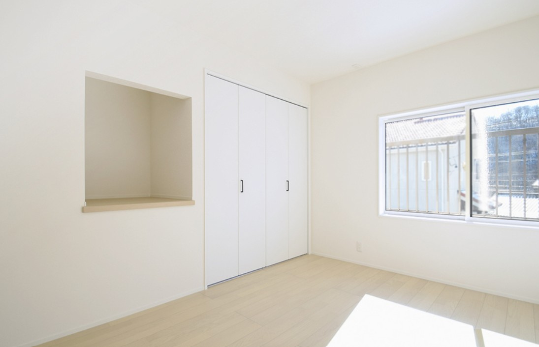 上田市岩下　中古戸建の洋室|全居室収納付き。衣類を整理しやすく、室内をすっきりと保てます。