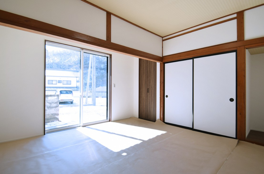 上田市岩下　中古戸建の和室|畳のある和室で、足を伸ばしてゆったりと過ごせる空間です。