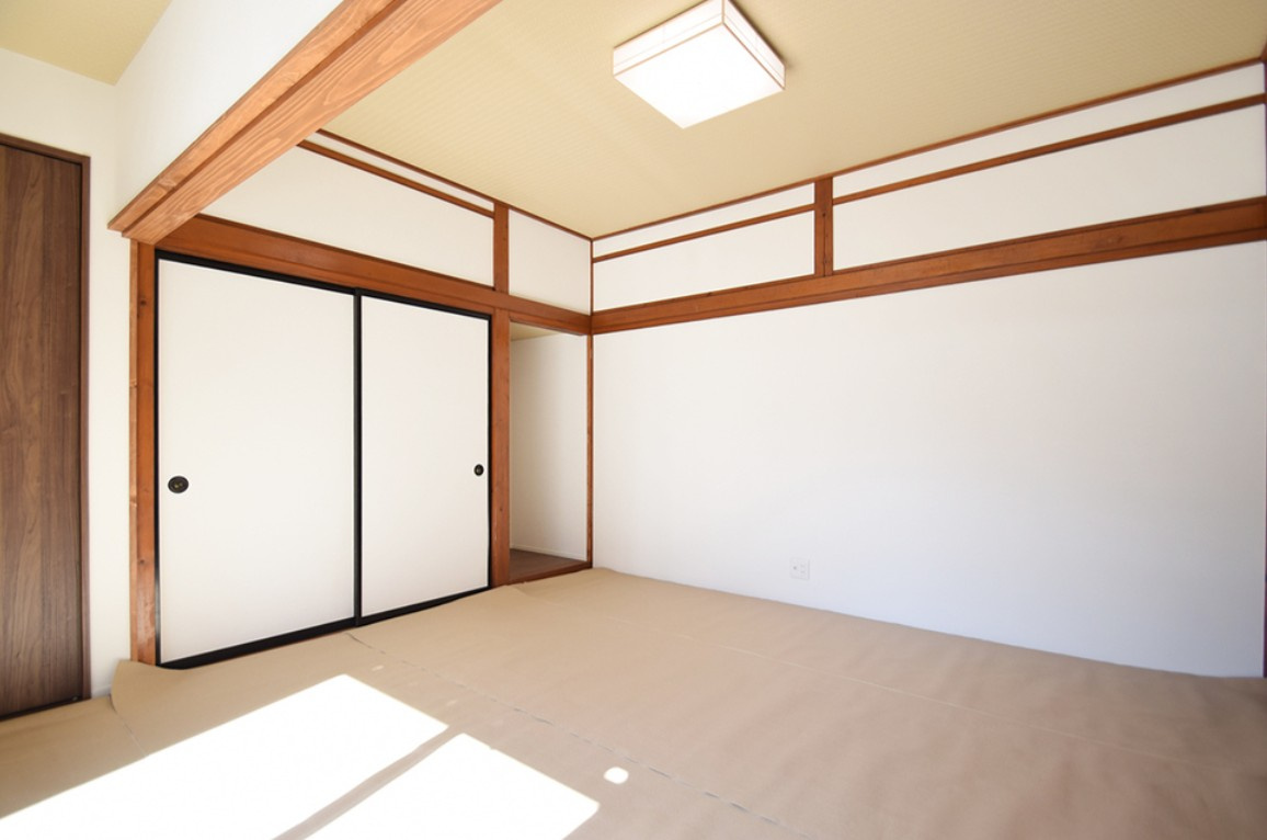 上田市岩下　中古戸建の和室|和室には押入れを2か所設けており、布団や季節物の収納に便利です。