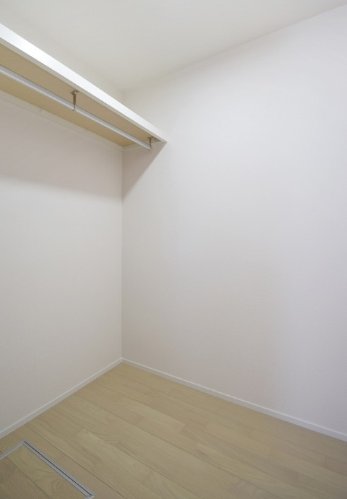 上田市岩下　中古戸建の収納|ウォークインクローゼットを備えており、衣類や荷物をまとめて収納できます。