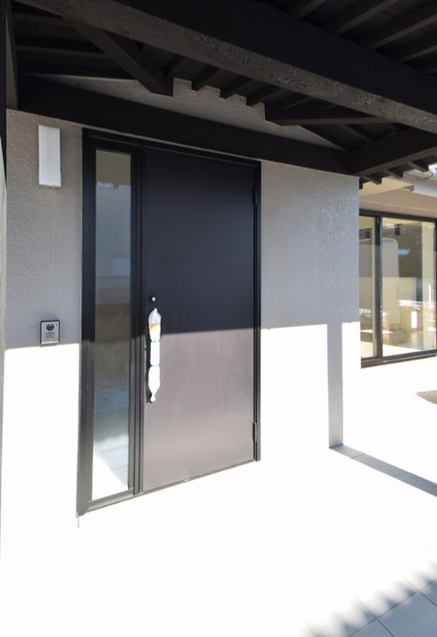 上田市岩下　中古戸建の玄関|玄関には防犯性に優れたダブルロックキーを採用。
