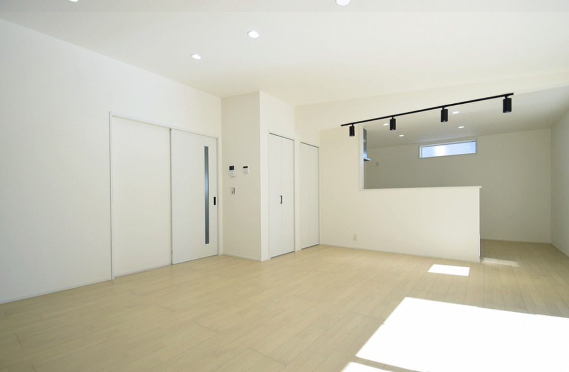 上田市岩下　中古戸建の居間・リビング|ご家族で集まるLDKは約21帖超の広さがあります。