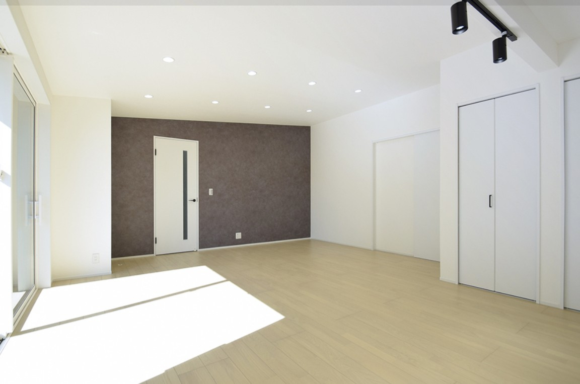 上田市岩下　中古戸建の居間・リビング|室内は新規リフォーム済で綺麗なお部屋で新生活がスタートできます。
