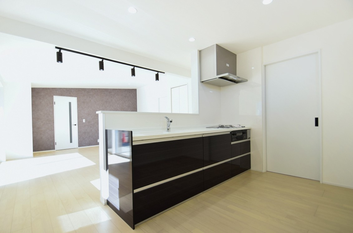 上田市岩下　中古戸建のキッチン|対面式のカウンターキッチンでお料理をしながら家族団らんが楽しめます。
