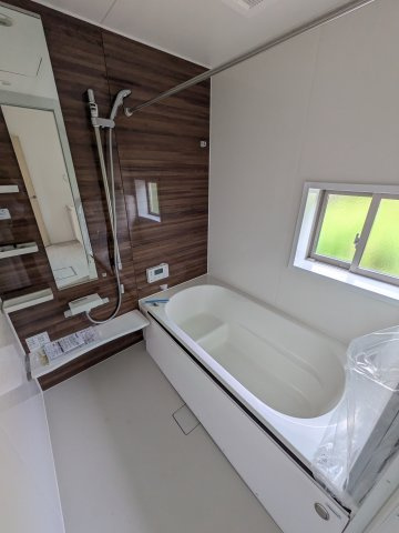 【小名浜住吉5期】　4号棟　◆新生活応援キャンペーン中♪の浴室|ユニットバスの写真です。　毎日の疲れを癒す広々とした浴室は、足を伸ばしてゆっくりとくつろげます♪　音楽を聴いたり、自分だけの特別な時間に・・・♪半身浴にピッタリですね♪