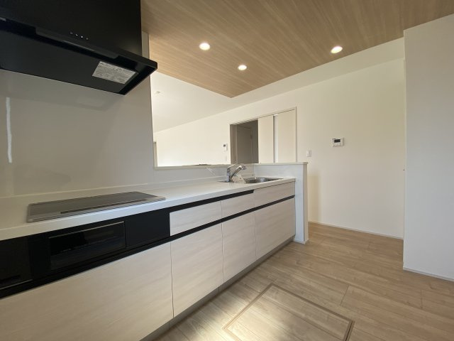 【小名浜住吉5期】　4号棟　◆新生活応援キャンペーン中♪のキッチン|同施工　システムキッチンは見た目スッキリなのに収納力たっぷりです♪さらに床下収納もあります。　また、リビングの様子を見ながらお料理出来ます。