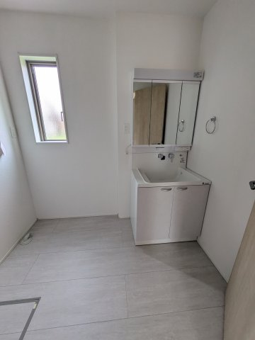 【小名浜住吉5期】　4号棟　◆新生活応援キャンペーン中♪の独立洗面台|洗面所の写真です。使い勝手の良い洗面台は、奥様の身支度の時間も楽しくなりそうですね。　すっきりと使えるように収納も豊富にご用意しています。