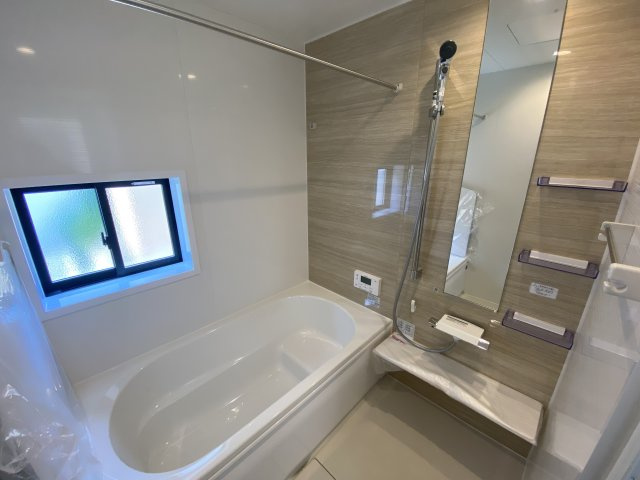 【小名浜住吉5期】　4号棟　◆新生活応援キャンペーン中♪の浴室|同施工　ユニットバスの写真です。　毎日の疲れを癒す広々とした浴室は、足を伸ばしてゆっくりとくつろげます♪　音楽を聴いたり、自分だけの特別な時間に・・・♪半身浴にピッタリですね♪