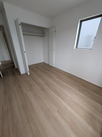 【小名浜住吉5期】　4号棟　◆新生活応援キャンペーン中♪の洋室|居室の写真です。寝室にも、子供部屋にも、趣味のお部屋にもお使いいただけます♪　柔らかい陽光が差し込む明るいお部屋を演出する設計。彩光の取れる窓が気持ちの良いお部屋を創り上げます。