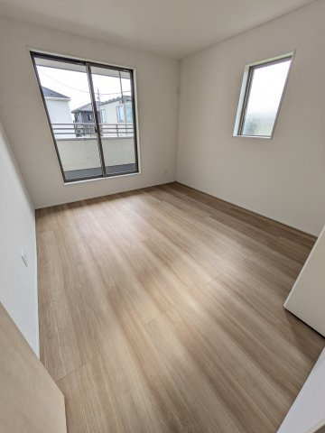 【小名浜住吉5期】　4号棟　◆新生活応援キャンペーン中♪の洋室|居室の写真です。使い勝手の良い間取りなので、ご家族の状況の変化にも耐えられますね。　木の温もりがナチュラルでくつろげる空間ですね。