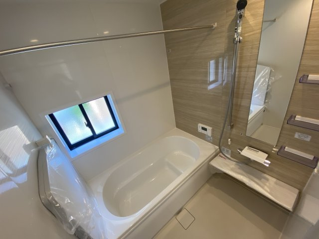 【小名浜住吉5期】　4号棟　◆新生活応援キャンペーン中♪の浴室|同施工　ユニットバスの写真です。フルオート機能で、時間帯を気にせず、家族全員が暖かい湯船に浸かることができます。　一日の疲れを癒してくれそうですね。　