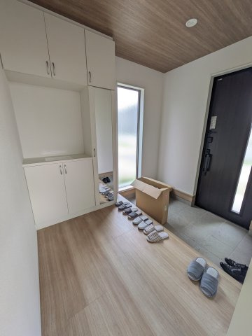 【小名浜住吉5期】　4号棟　◆新生活応援キャンペーン中♪の玄関|玄関の写真です。お洒落な玄関からの外出は気分が良いですね♪　大容量のシューズボックス付き。散らかりがちな玄関もスッキリ収納！
