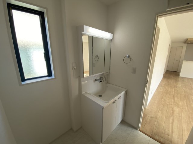 【小名浜住吉5期】　4号棟　◆新生活応援キャンペーン中♪の独立洗面台|同施工　洗面所の写真です。清潔感のある、使い勝手の良い洗面台は、朝が気持ちよく迎えられそうです。　ミラー扉の内側がすべて収納スペースになっています♪