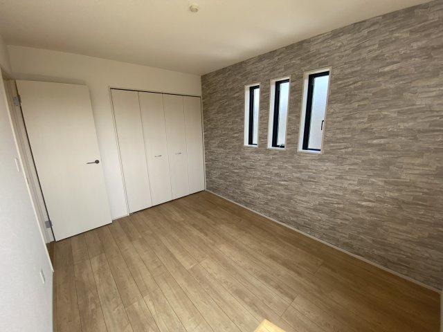 【小名浜住吉5期】　4号棟　◆新生活応援キャンペーン中♪の洋室|同施工　居室の写真です。寝室にも、子供部屋にも、趣味のお部屋にもお使いいただけます♪　柔らかい陽光が差し込む明るいお部屋を演出する設計。彩光の取れる窓が気持ちの良いお部屋を創り上げます。