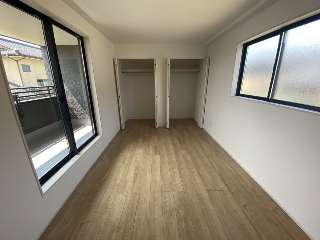 【小名浜住吉5期】　4号棟　◆新生活応援キャンペーン中♪の洋室|同施工　居室の写真です。使い勝手の良い間取りなので、ご家族の状況の変化にも耐えられますね。　木の温もりがナチュラルでくつろげる空間ですね。