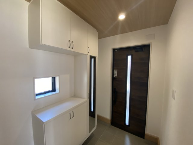 【小名浜住吉5期】　4号棟　◆新生活応援キャンペーン中♪の玄関|同施工　玄関の写真です。お洒落な玄関からの外出は気分が良いですね♪　大容量のシューズボックス付き。散らかりがちな玄関もスッキリ収納！