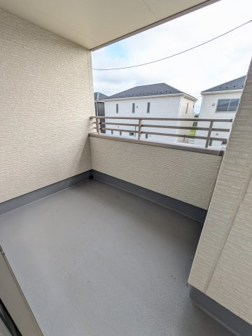 【小名浜住吉5期】　4号棟　◆新生活応援キャンペーン中♪のバルコニー|バルコニーの写真です◆　風通りが良くて気持ちがいいバルコニー付き☆
広々としているため、洗濯物をたくさん干せますし、ガーデニングも楽しめます♪
