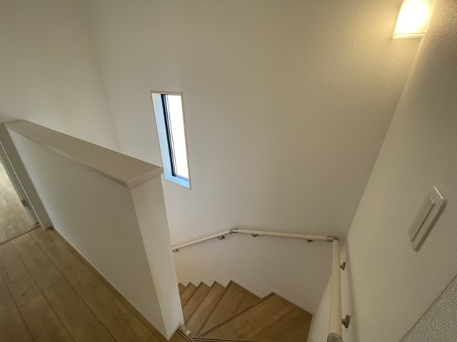 【小名浜住吉5期】　4号棟　◆新生活応援キャンペーン中♪のその他|同施工　◆階段の写真です◆　
階段は家族がほぼ毎日通る動線の為、安全上の配慮が必要です！
階段は手すり付きなので、小さなお子様からご年配の方まで安心ですね♪
