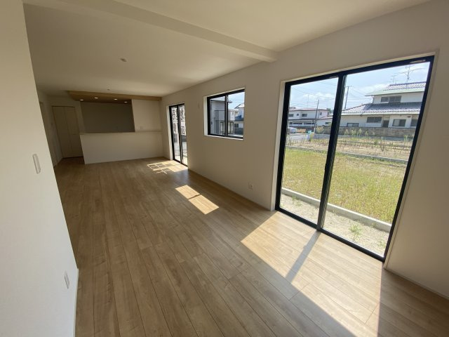 【小名浜住吉5期】　4号棟　◆新生活応援キャンペーン中♪の居間・リビング|同施工　リビングの写真です ！！　家族団らんの時間が増えそうなリビングですね。　低ホルムアルデヒド仕様の健康に配慮したフローリングとなっています。　