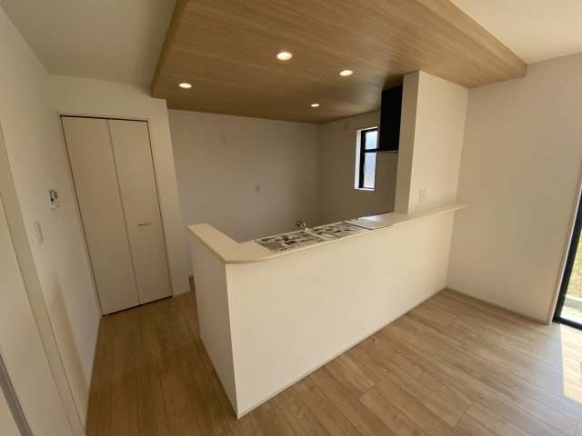 【小名浜住吉5期】　4号棟　◆新生活応援キャンペーン中♪のキッチン|同施工　キッチンの写真です。対面式キッチンは、家族の会話が途切れませんね♪　デザイン性と機能性を兼ね備えたキッチンは、リビングスペースとの一体感が生まれ、広々空間を演出してくれます。