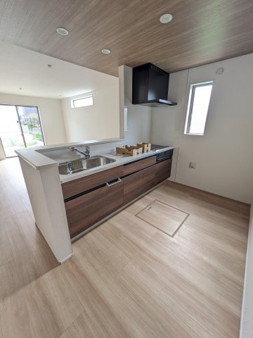 【小名浜住吉5期】　4号棟　◆新生活応援キャンペーン中♪のキッチン|キッチンの写真です。対面式キッチンは、家族の会話が途切れませんね♪　デザイン性と機能性を兼ね備えたキッチンは、リビングスペースとの一体感が生まれ、広々空間を演出してくれます。