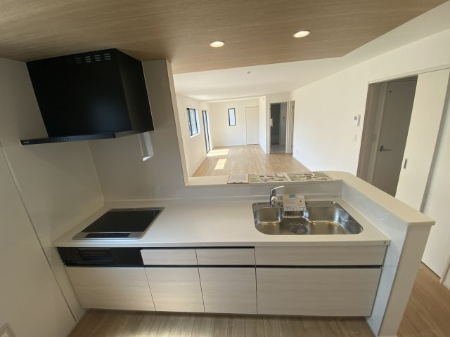 【小名浜住吉5期】　4号棟　◆新生活応援キャンペーン中♪のキッチン|同施工　キッチンの写真です。ＩＨクッキングヒーターは、火を使わないので消し忘れによる事故がなく安全ですね♪