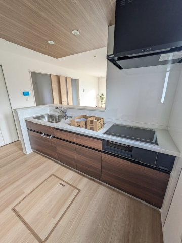 【小名浜住吉5期】　4号棟　◆新生活応援キャンペーン中♪のキッチン|キッチンの写真です。ＩＨクッキングヒーターは、火を使わないので消し忘れによる事故がなく安全ですね♪