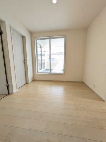 いわき市泉町滝尻第2　7号棟　＼デザイナーズ新築一戸建てが誕生／の駐車場|同施工◆カースペースの写真です◆
陽当りの良い駐車場は週末の洗車も快適です♪お車の他にも、自転車をとめられそうなスペースもございます。
