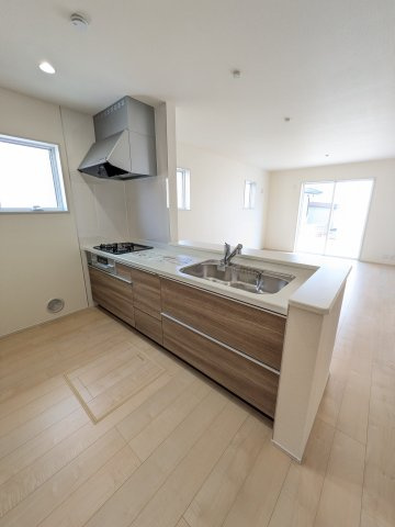 いわき市泉町滝尻第2　7号棟　＼デザイナーズ新築一戸建てが誕生／のキッチン|同施工◆キッチンの写真です◆　目の前にリビングが広がる対面キッチンを採用、キッチンからリビング全体を見渡せる子育て中のご家族にも嬉しい造りです！キッチンでお料理をお楽しみください♪
