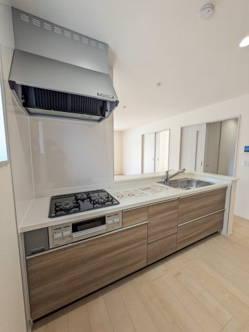 いわき市泉町滝尻第2　7号棟　＼デザイナーズ新築一戸建てが誕生／のキッチン|同施工◆リビングの写真です◆　休日はリビングで、ゆっくりとテレビ鑑賞など…楽しみが増えますね。　家族のコミュニケーションがより一層深まります。

