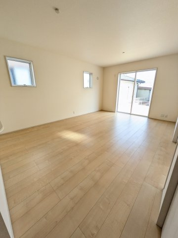 いわき市泉町滝尻第2　7号棟　＼デザイナーズ新築一戸建てが誕生／の居間・リビング|同施工　◆リビングの写真です◆　広々としたLDKに、自分好みのインテリアでレイアウト。季節ごとに模様替えなども、楽しみの一つとなりそうです♪

