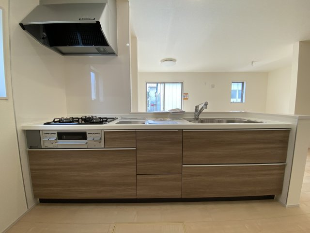 【内郷御厩町4丁目第1／全5棟　1号棟】　ランドリールーム付き♪のキッチン|◆リビングの写真です◆　休日はリビングで、ゆっくりとテレビ鑑賞など…楽しみが増えますね。　家族のコミュニケーションがより一層深まります。

