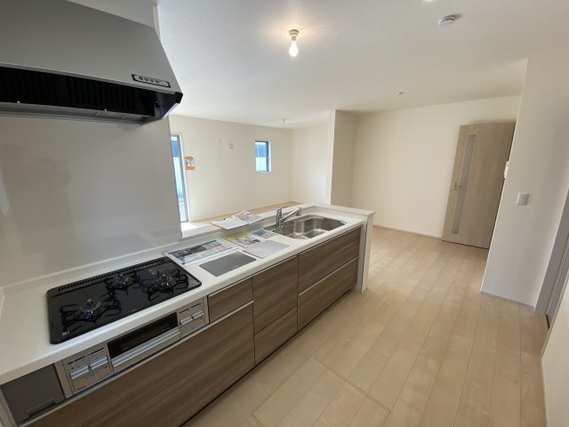 【内郷御厩町4丁目第1／全5棟　1号棟】　ランドリールーム付き♪のキッチン|◆キッチンの写真です◆
料理好きな人必見♪キッチンスペース広々！
対面式キッチンですので、お食事の準備をしながらご家族との会話を楽しめます☆

