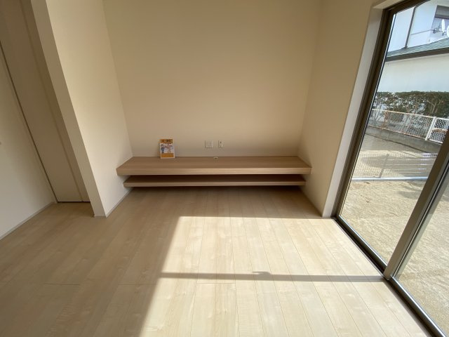 【内郷御厩町4丁目第1／全5棟　1号棟】　ランドリールーム付き♪の設備|備え付きのテレビカウンターです。