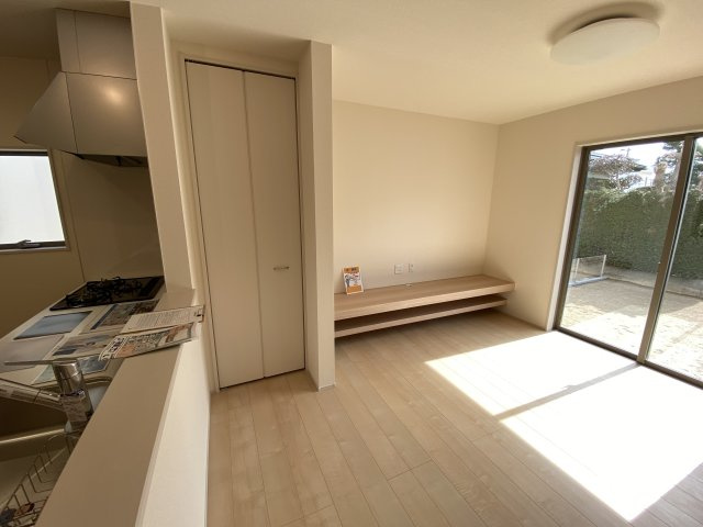 【内郷御厩町4丁目第1／全5棟　1号棟】　ランドリールーム付き♪の収納|便利なリビング収納付きです。