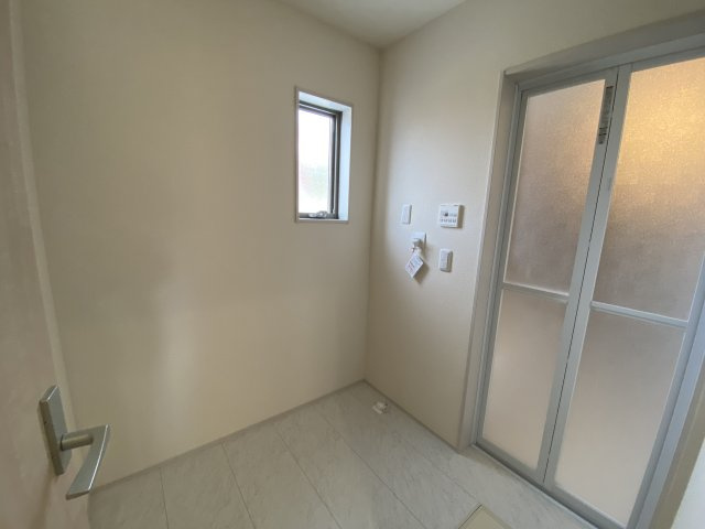 【内郷御厩町4丁目第1／全5棟　1号棟】　ランドリールーム付き♪の脱衣所|脱衣時のプライバシーが守られます。