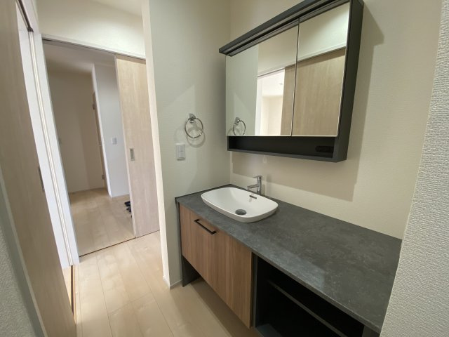 【内郷御厩町4丁目第1／全5棟　1号棟】　ランドリールーム付き♪の洗面所|◆洗面所の写真です◆　洗面台は朝をすっきりさせてくれる空間としては大切な空間です。バタバタしている忙しい朝でも収納が多い洗面台では短い時間で効率良く支度ができます。

