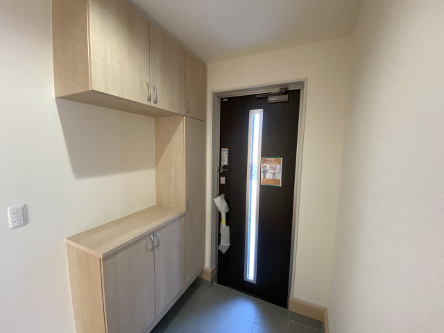 【内郷御厩町4丁目第1／全5棟　1号棟】　ランドリールーム付き♪の玄関|◆玄関の写真です◆
お洒落な玄関は気分が良いですね♪広々とした玄関になっております。　ご両親やお友達が来ても、靴の置き場に困ることはありません。収納力たっぷりで、整理整頓も楽ちんですね。


