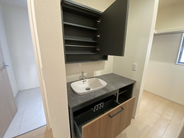 【内郷御厩町4丁目第1／全5棟　1号棟】　ランドリールーム付き♪の独立洗面台|◆洗面所の写真です◆清潔感のある、使い勝手の良い洗面台は、朝が気持ちよく迎えられそうです。三面の鏡をすべて使い、収納スペースをしっかり確保してあるので、歯ブラシなどの収納に便利ですね♪


