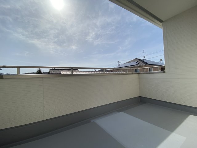 【内郷御厩町4丁目第1／全5棟　1号棟】　ランドリールーム付き♪のバルコニー|◆バルコニーの写真です◆　お布団なども充分に干せる広さがございます。　共働きのご家族でも天気を気にせず洗濯物を干せます。

