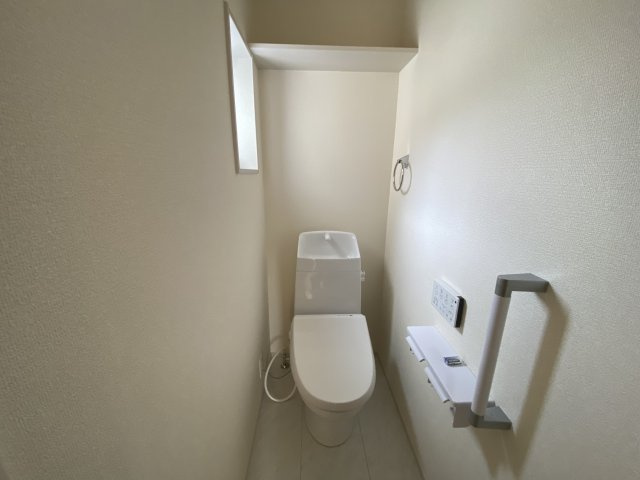 【内郷御厩町4丁目第1／全5棟　1号棟】　ランドリールーム付き♪のトイレ|◆トイレの写真です◆
便器にフチがないので汚れが隠れて見えない部分がありません。 お手入れがとってもラクラクです♪　一階、二階にそれぞれトイレがございますので、ご家族の多い方でも安心ですね♪

