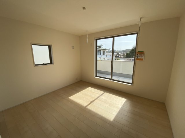 【内郷御厩町4丁目第1／全5棟　1号棟】　ランドリールーム付き♪の洋室|◆居室の写真です◆　柔らかい陽光が差し込む明るいお部屋を演出☆　使い勝手の良い間取りなので、ご家族の状況の変化にも耐えられますね。


